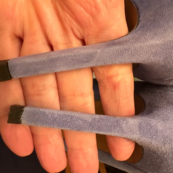 Banana Republic women’s Blue Suede Pump. - Picture 6 of 8